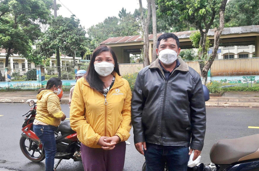 Vợ chồng anh Rơ Châm Hin và chị Rơ Lan Hoá cùng nhau đi thi tốt nghiệp THPT.