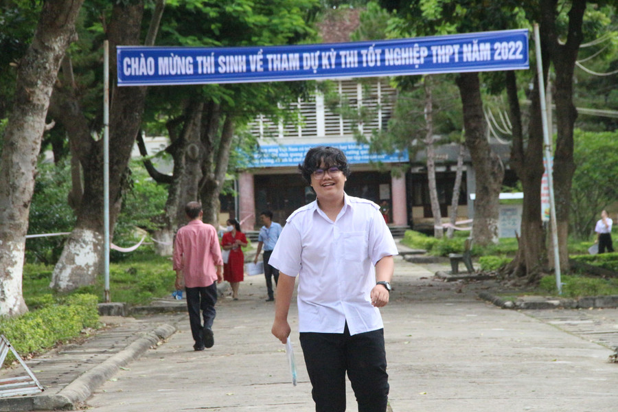 Em Hồ Ngọc An, điểm thi trường PTDTNT tỉnh Kon Tum rạng ngời kết thúc môn thi cuối cùng. Em Hồ Ngọc An, điểm thi trường PTDTNT tỉnh Kon Tum rạng ngời kết thúc môn thi cuối cùng.