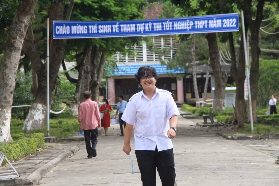 Em Hồ Ngọc An, điểm thi trường PTDTNT tỉnh Kon Tum rạng ngời kết thúc môn thi cuối cùng.