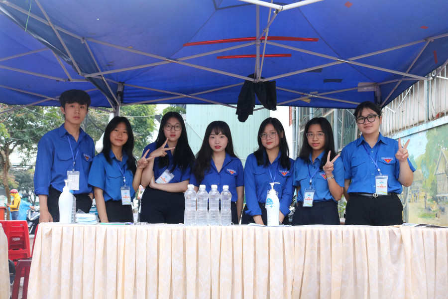 Lực lượng tình nguyện viên luôn túc trực hỗ trợ thí sinh.