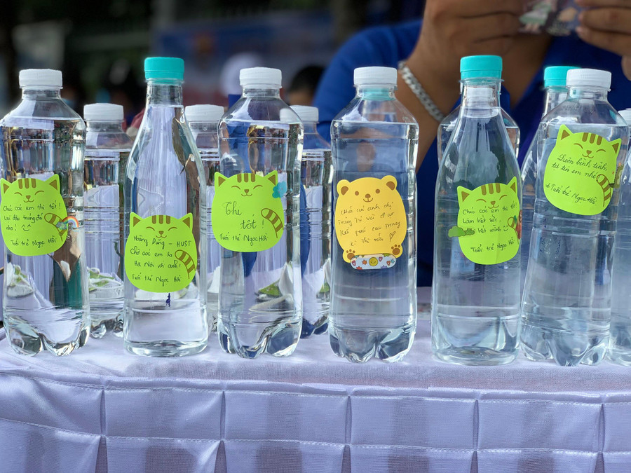 Những chai nước gửi tặng thí sinh được trang trí đơn giản, kèm những lời chúc dễ thương. Những chai nước gửi tặng thí sinh được trang trí đơn giản, kèm những lời chúc dễ thương.