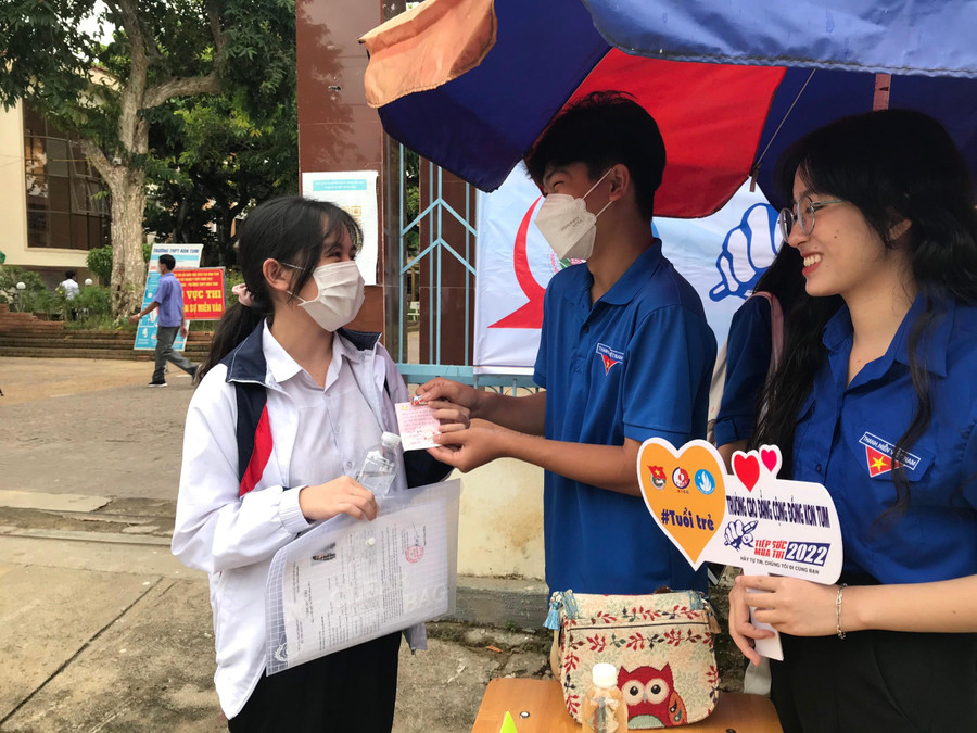 Tình nguyện viên động viên thí sinh. Tình nguyện viên động viên thí sinh.