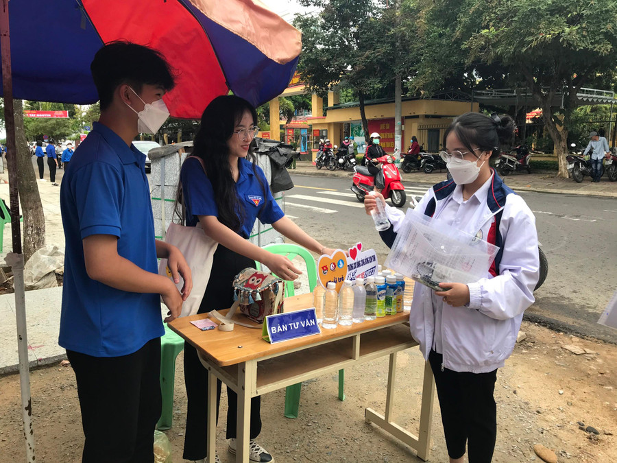 Tình nguyện viên tại điểm thi Trường THPT Kon Tum hỗ trợ nước uống cho thí sinh. Tình nguyện viên tại điểm thi Trường THPT Kon Tum hỗ trợ nước uống cho thí sinh.