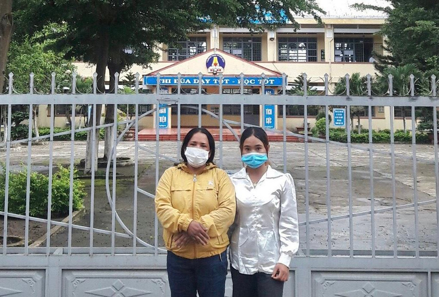 Mẹ con chị Rơ Châm HMPer cùng nhau đi thi.