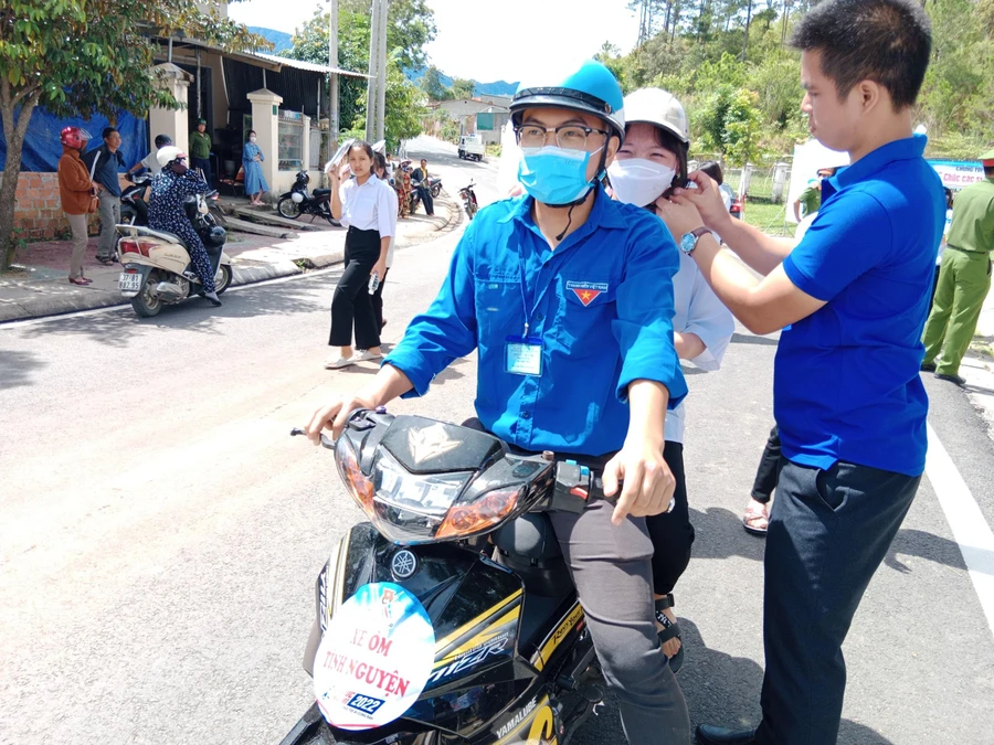 Đội hình xe ôm túc trực, hỗ trợ thí sinh thi tốt nghiệp THPT năm 2022.