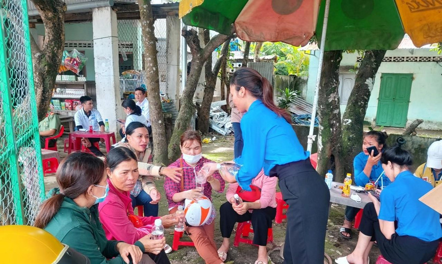 Tình nguyện viên phát nước cho phụ huynh trong thời gian đợi con em thi xong. Tình nguyện viên phát nước cho phụ huynh trong thời gian đợi con em thi xong.