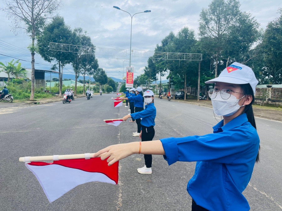 Lực lượng tình nguyện viên phân luồng giao thông, hỗ trợ thí sinh và phụ huynh. Lực lượng tình nguyện viên phân luồng giao thông, hỗ trợ thí sinh và phụ huynh.