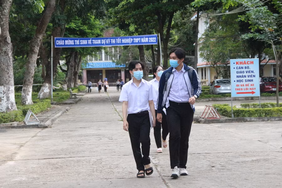 Thí sinh trao đổi với nhau sau buổi thi.