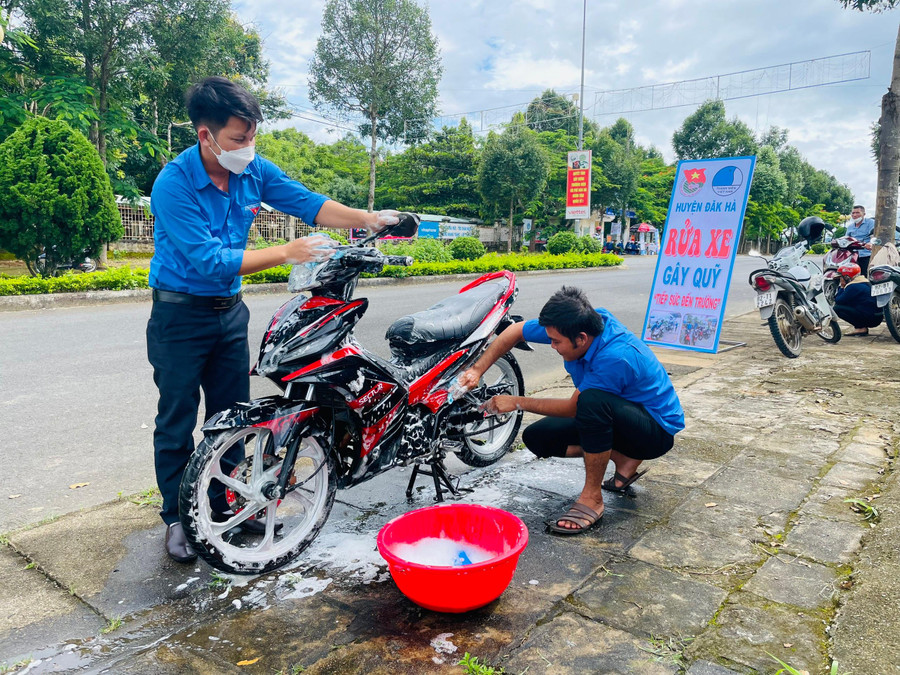 Tình nguyện viên rửa xe gây quỹ, hỗ trợ những hoàn cảnh khó khăn. Tình nguyện viên rửa xe gây quỹ, hỗ trợ những hoàn cảnh khó khăn.
