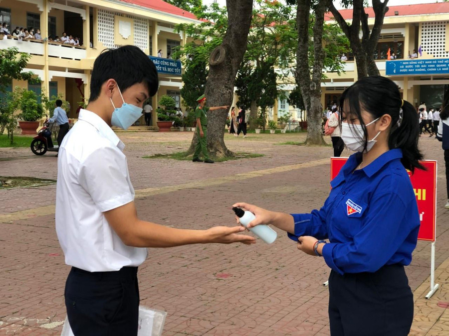 Thí sinh được sát khuẩn trước khi vào phòng thi. Thí sinh được sát khuẩn trước khi vào phòng thi.