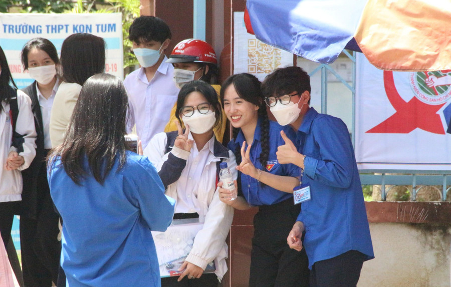 Tình nguyện viên và thí sinh vui vẻ chụp ảnh kỉ niệm.