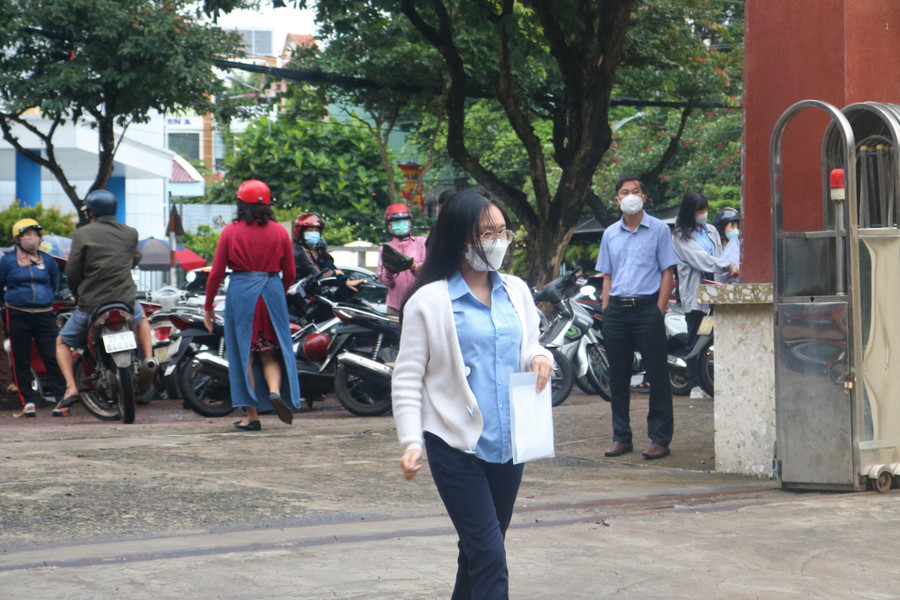Thí sinh Gia Lai có mặt tại điểm thi từ khá sớm. Thí sinh Gia Lai có mặt tại điểm thi từ khá sớm.