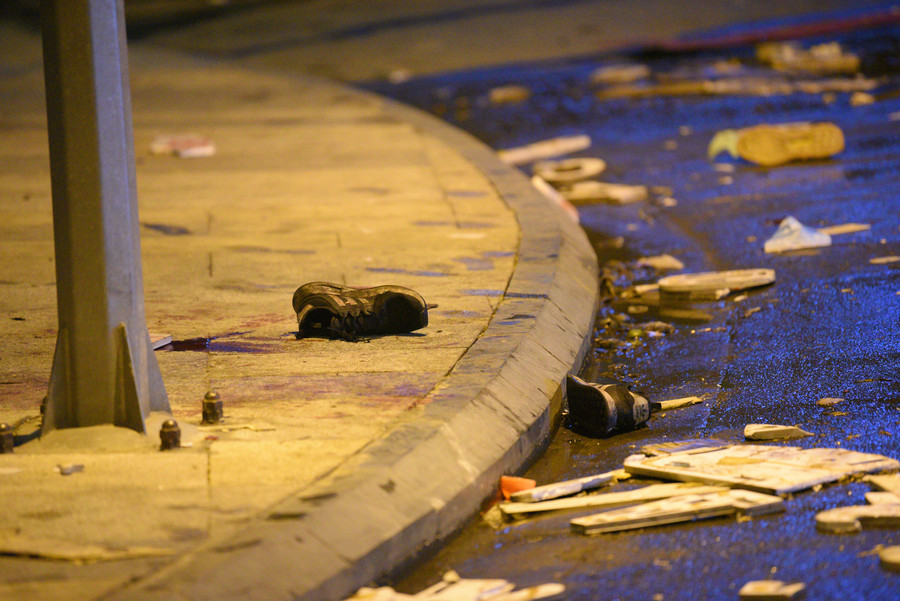 Giầy của nạn nhân tại hiện trường.