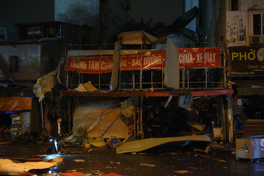 Đám cháy đã làm biến dạng hoàn toàn cửa hàng sửa chữa xe máy.