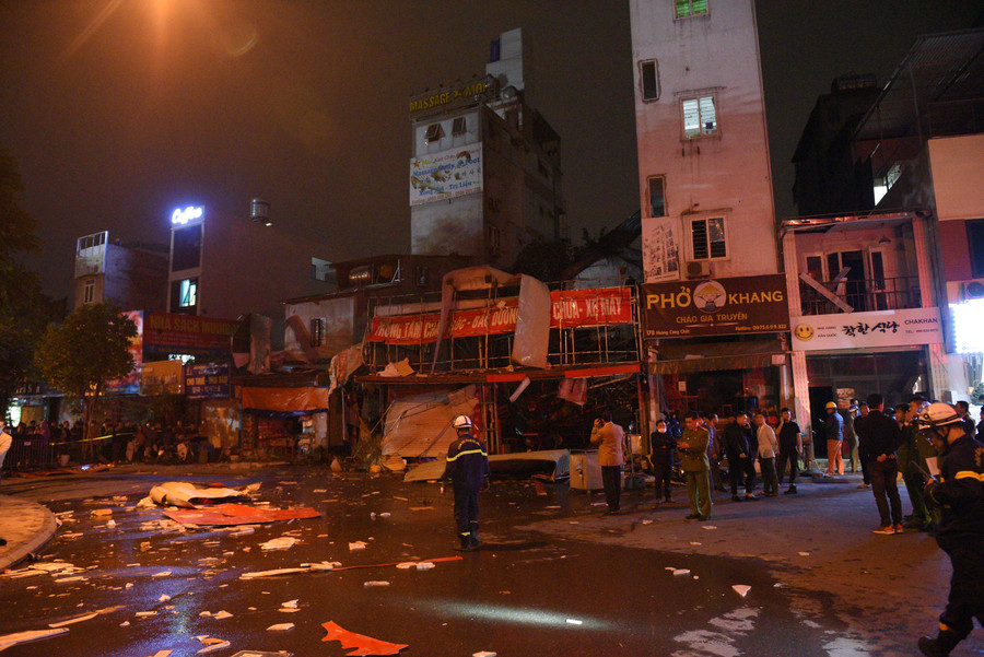 Khoảng 20h đám cháy cơ bản được dập tắt.