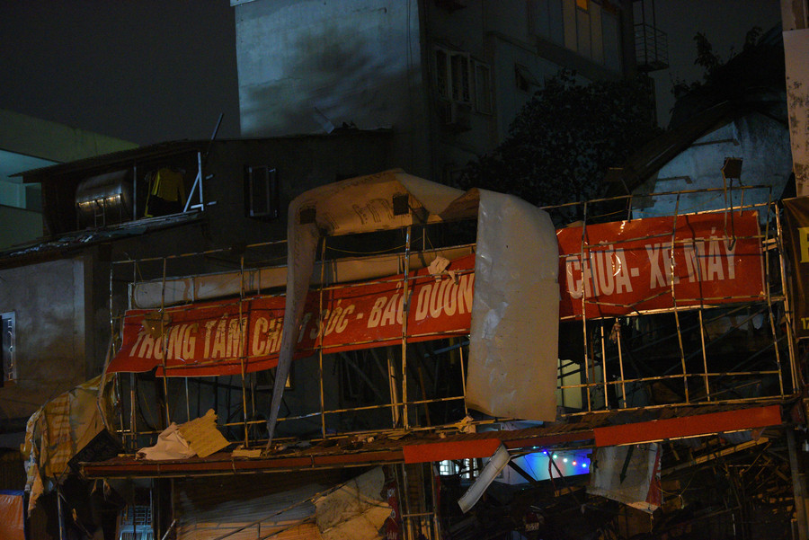 Nhiều phần mái bị thổi bay ra xa, nhiều phần của cửa hàng bị biến dạng.