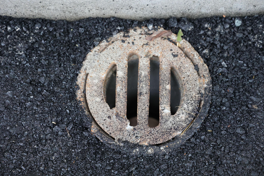 Đến thời điểm hiện tại, một phần mặt cầu đã được trải thảm nhựa và lắp đặt hệ thống thoát nước.