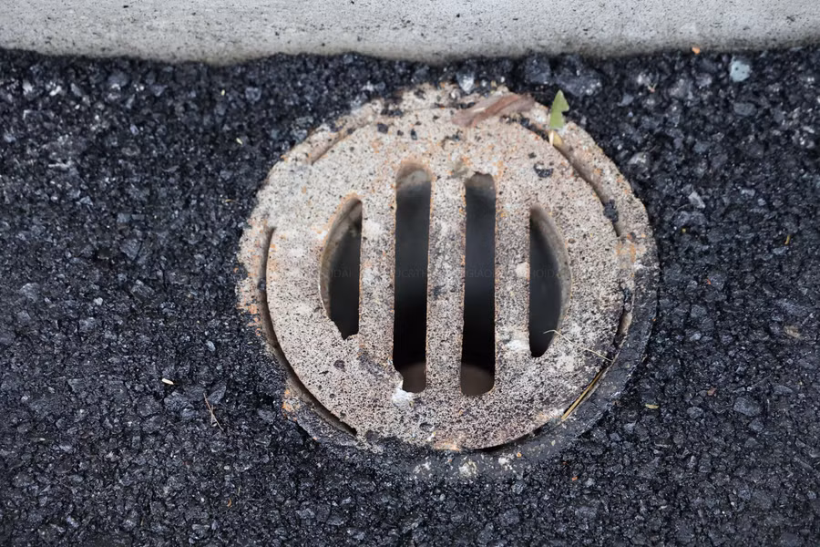 Đến thời điểm hiện tại, một phần mặt cầu đã được trải thảm nhựa và lắp đặt hệ thống thoát nước.