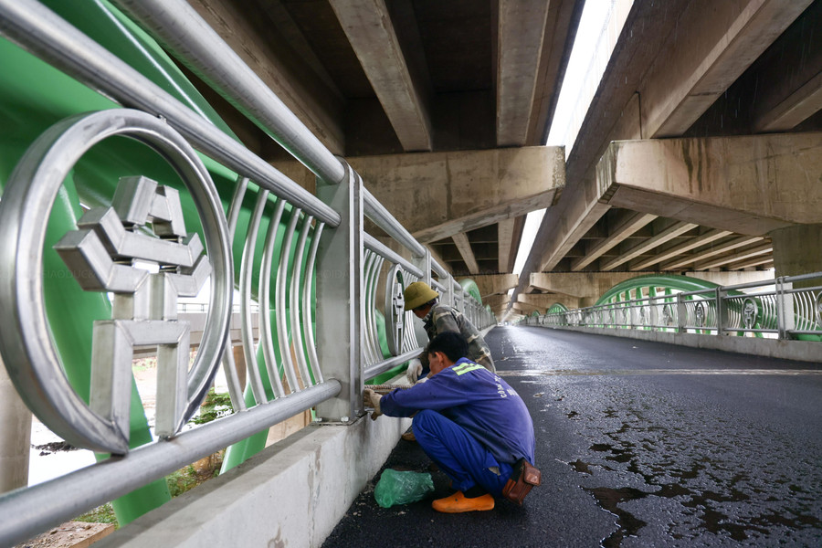Dọc hai bên lan can của cầu được lắp đặt hoa văn Khuê Văn Các - một biểu tượng của Thủ đô.