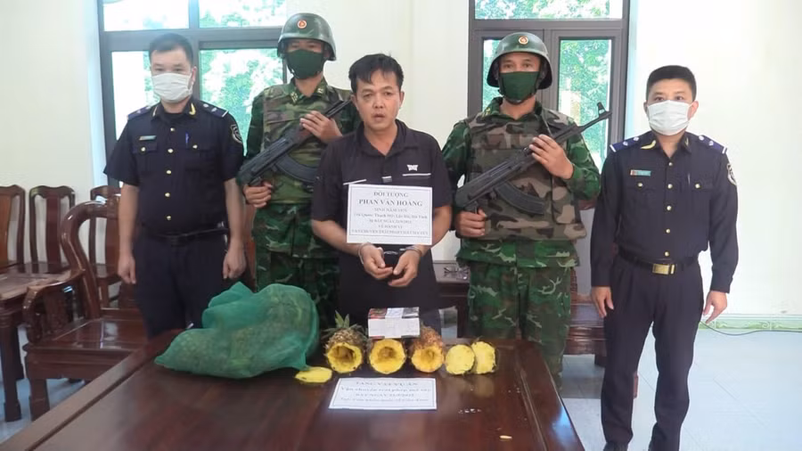 Phan Văn Hoàng cùng toàn bộ tang vật vụ án.