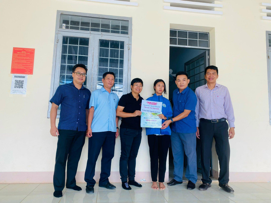 Ông Trần Hữu Phước (ngoài cùng bên phải) - Hiệu trưởng Trường THPT Nguyễn Chí Thanh trong buổi trao học bổng cho em Vừ Thị Sanh. Ông Trần Hữu Phước (ngoài cùng bên phải) - Hiệu trưởng Trường THPT Nguyễn Chí Thanh trong buổi trao học bổng cho em Vừ Thị Sanh.