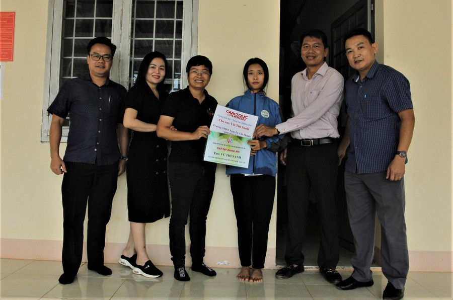 Trao học bổng tiếp sức đường dài cho Vừ Thị Sanh.