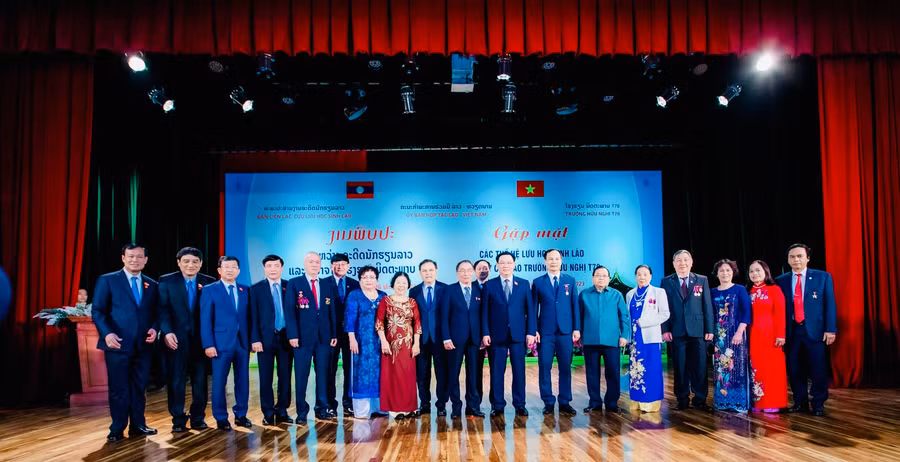 Chủ tịch Quốc hội Việt Nam Vương Đình Huệ, Chủ tịch Quốc hội Lào Saysomphone Phomvihane và lãnh đạo cấp cao hai nước Việt Nam- Lào chụp ảnh lưu niệm với thầy cô giáo trường Hữu Nghị T78 tại buổi gặp mặt.