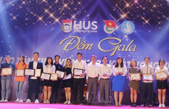 Lãnh đạo nhà trường trao giải cho sinh viên Lãnh đạo nhà trường trao giải cho sinh viên