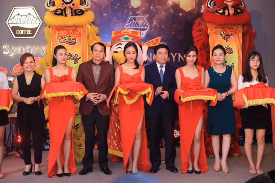 Nguyên Thứ trưởng Bộ GD&ĐT Phạm Mạnh Hùng, GS.TS. Trần Thọ Đạt - Hiệu trưởng Trường Đại học Kinh tế Quốc dân, cùng các đại biểu cắt băng khai trương quán cafe 4.0 đầu tiên tại Việt Nam