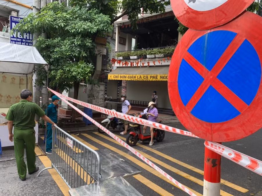 Theo thông báo, ngày 24/8, trên địa bàn phường Giáp Bát phát sinh 4 ca dương tính với SARS-CoV-2. Các trường hợp này là lái xe của Công ty TNHH Hiền Phước, đi từ thành phố Hồ Chí Minh ra Hà Nội.