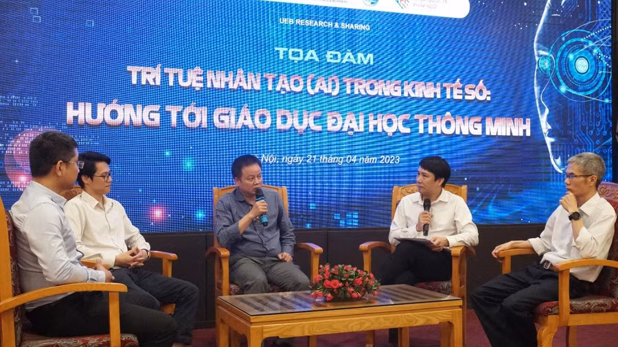 Các chuyên gia thảo luận tại Tọa đàm "Trí tuệ nhân tạo trong kinh tế số: Hướng tới giáo dục đại học thông minh". 