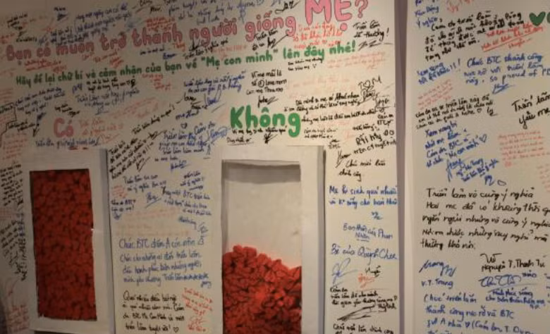 Triển lãm "Mẹ con mình" là nơi lý tưởng để chúng ta can đảm nói lời yêu mẹ.