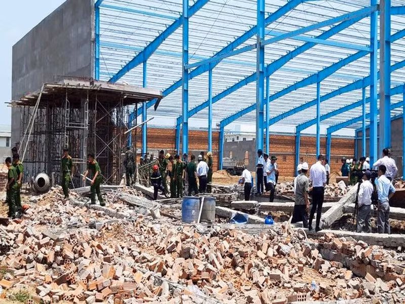 Hiện trường vụ sập tường khiến 7 người tử vong. Ảnh: HD.