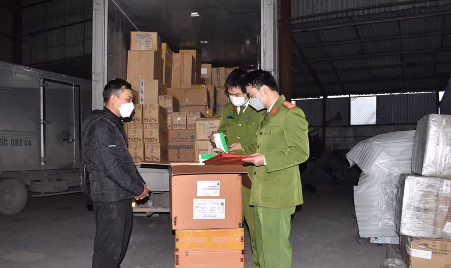 Cơ quan chức năng tiến hành kiểm tra số hàng hoá trên xe tải. Ảnh: Đức Anh.