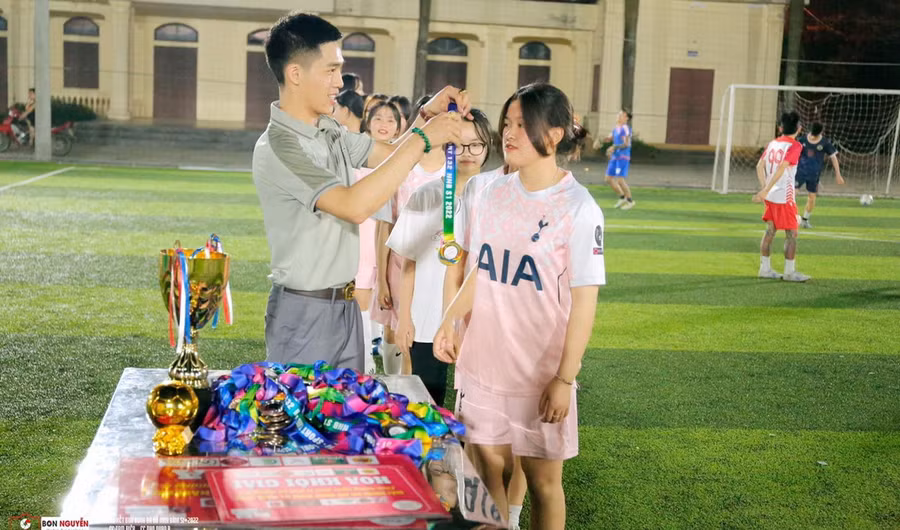 Trịnh Xuân Quốc đứng ra tổ chức giải và trao thưởng cho các nữ sinh huyện Nho Quan (Ninh Bình)