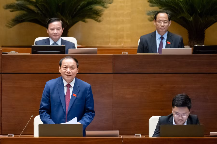 Bộ trưởng Bộ Văn hóa, Thể thao và Du lịch Nguyễn Văn Hùng trả lời chất vấn chiều 5/6.