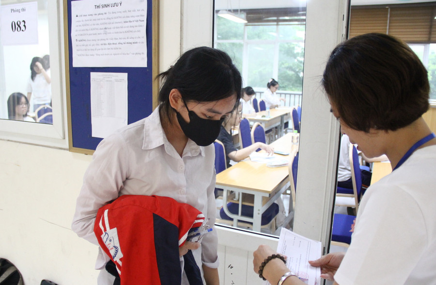 Thí sinh được kiểm tra thông tin trước khi vào phòng thi. Thí sinh được kiểm tra thông tin trước khi vào phòng thi.