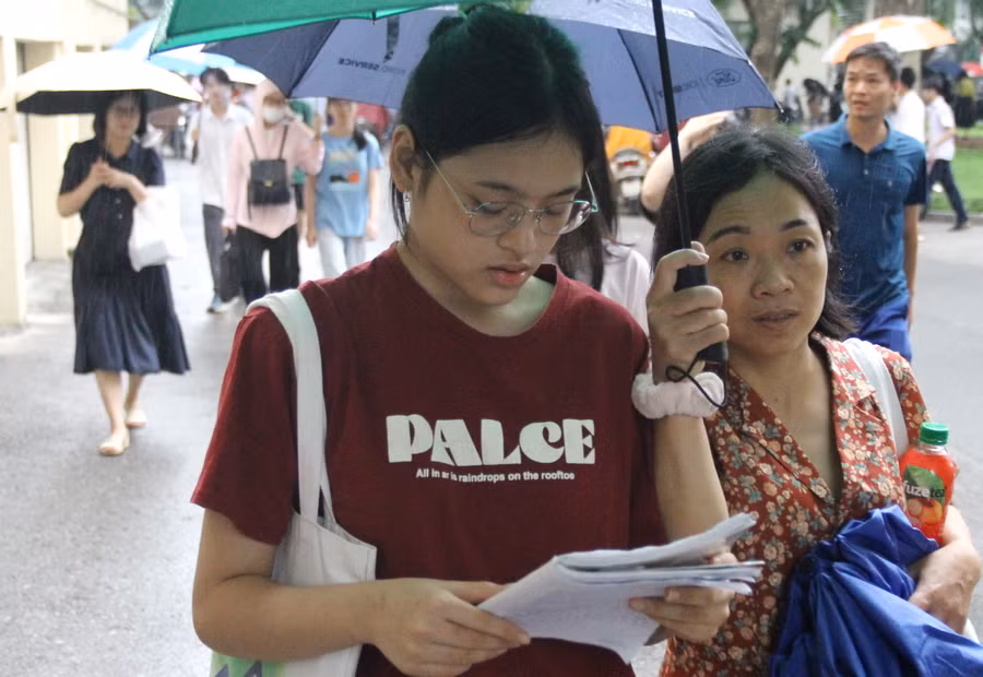 Thí sinh tranh thủ ôn bài.