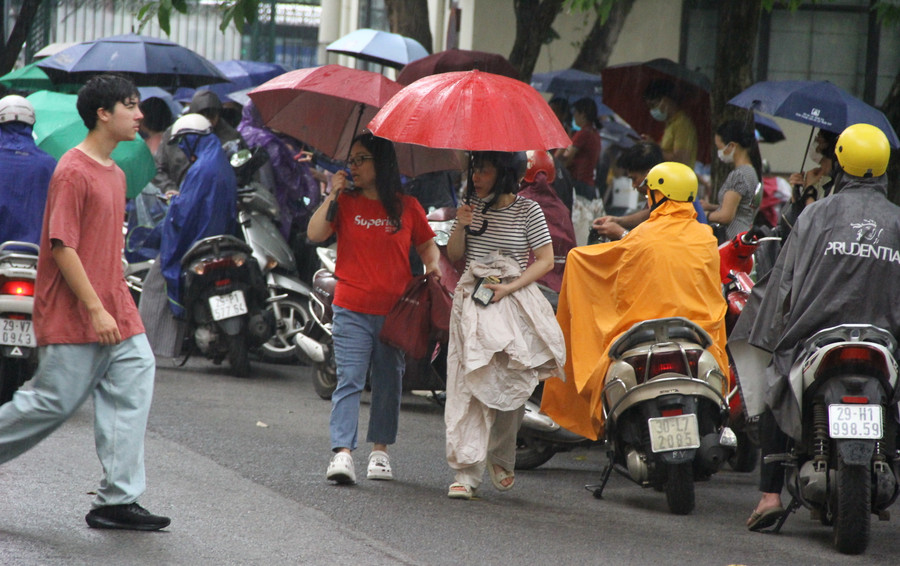 Phụ huynh và thí sinh đội mưa đến trường thi. Phụ huynh và thí sinh đội mưa đến trường thi.
