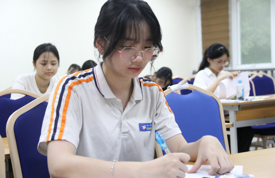 Thí sinh trong phòng thi. Thí sinh trong phòng thi.