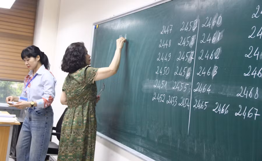 Giám thị ghi những thông tin cần thiết về buổi thi, sơ đồ vị trí.