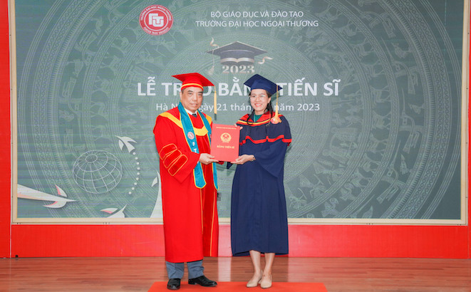 PGS.TS Bùi Anh Tuấn trao bằng cho các tân tiến sĩ. PGS.TS Bùi Anh Tuấn trao bằng cho các tân tiến sĩ.