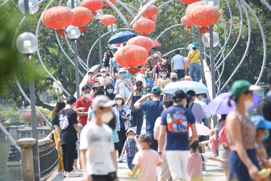 Mọi lối đi dẫn đến các chuồng thú đều đông nghẹt khách.