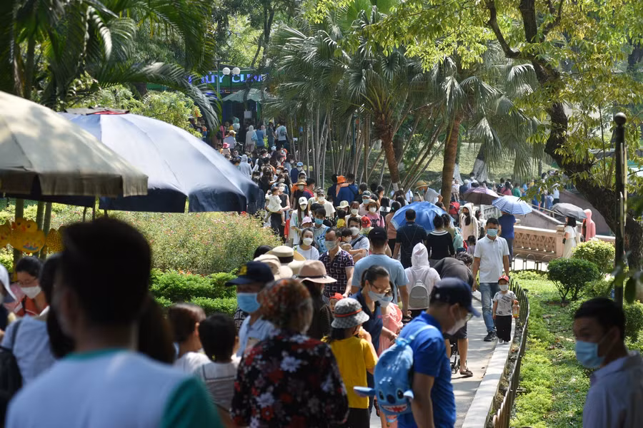 Những con đường nhỏ trong công viên lúc nào cũng trong tình trạng đông nghẹt người.