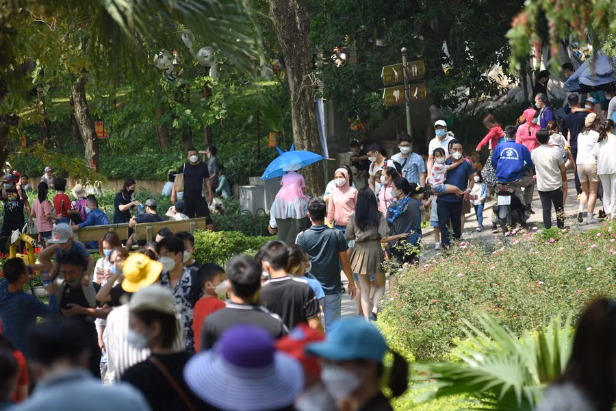 Hàng nghìn người đến công viên Hà Nội trong ngày đầu kỳ nghỉ giỗ Tổ Hùng Vương ảnh 8