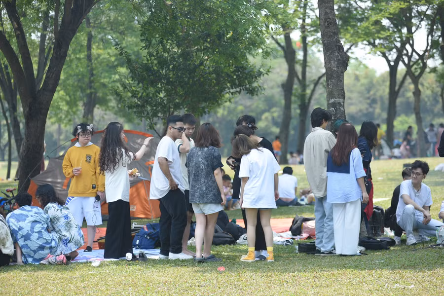 Hàng nghìn người đến công viên Hà Nội trong ngày đầu kỳ nghỉ giỗ Tổ Hùng Vương ảnh 13