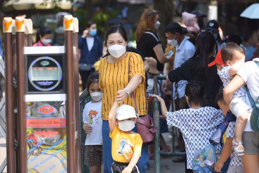 Lượng khách đổ về quá đông khiến vườn thú có thời điểm trở nên quá tải.