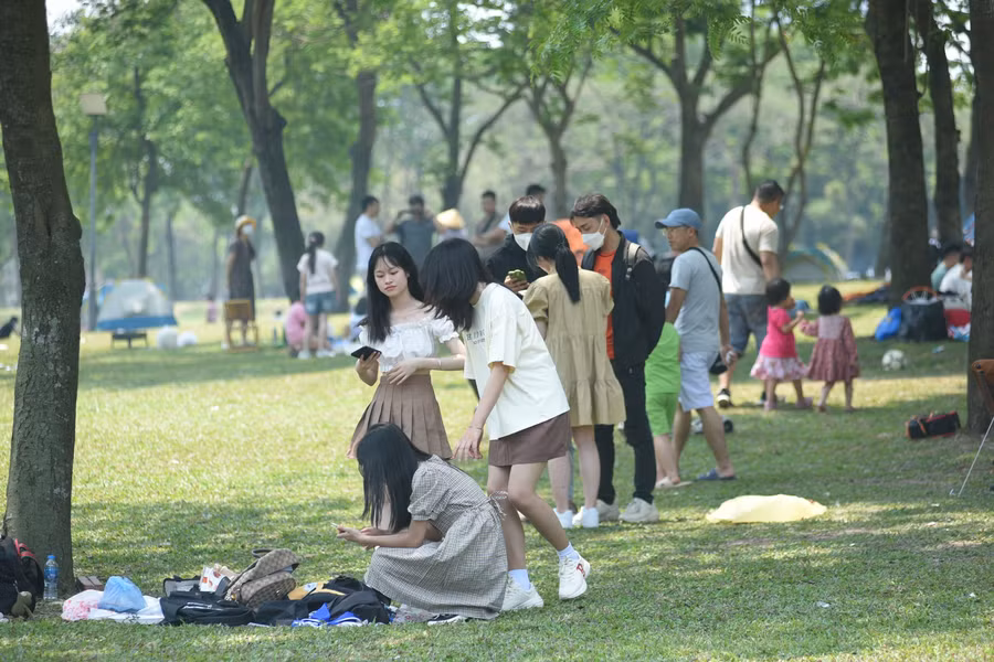 Thời tiết ngày nghỉ lễ nắng đẹp tạo điều kiện thuận lợi hơn cho việc dã ngoại và chụp ảnh.
