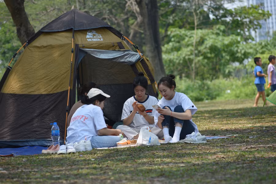 Hàng nghìn người đến công viên Hà Nội trong ngày đầu kỳ nghỉ giỗ Tổ Hùng Vương ảnh 11
