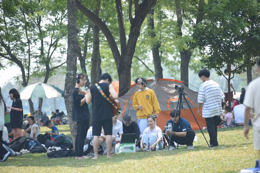 Công viên Yên Sở có bãi cỏ xanh, rộng, nhiều cây bóng cao, rất phù hợp để cắm trại ngoài trời.